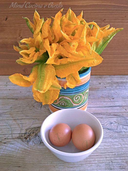 fiori di zucca e uova in padella uova