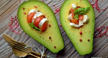 Avocado ripieno di caprese