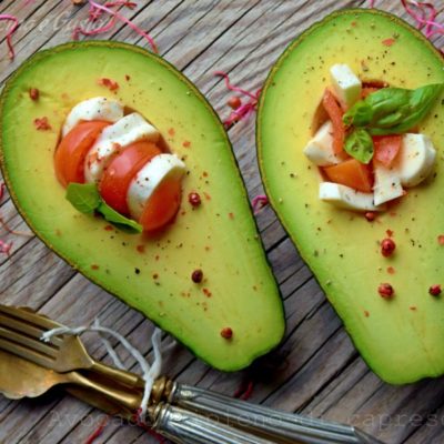 Avocado ripieno di caprese