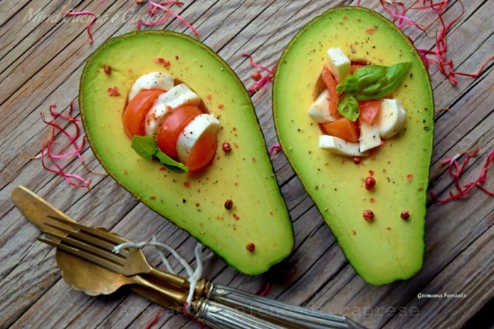 Avocado ripieno di caprese