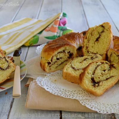 ciambella arrotolata alle prugne