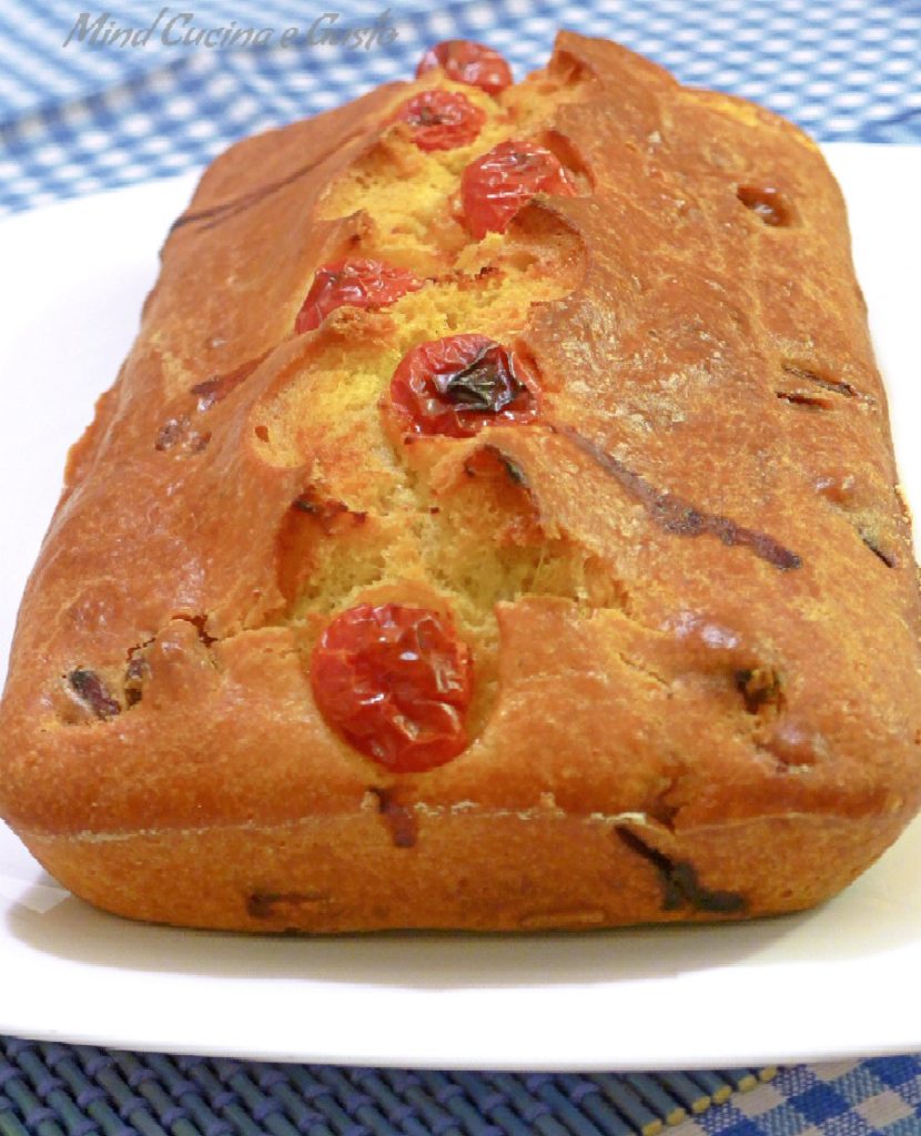 Cake salato con pomodorini e pancetta