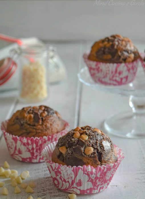 Muffin bicolore con gocce di cioccolato bianco – ricetta senza burro vert