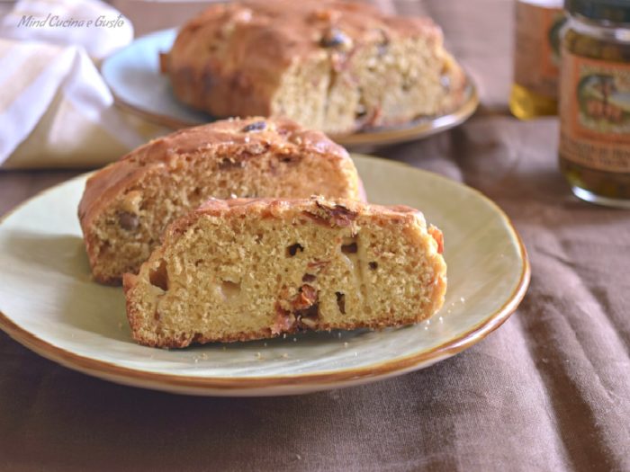 Brioche salata ai pomodori secchi olive e formaggio Amoretti