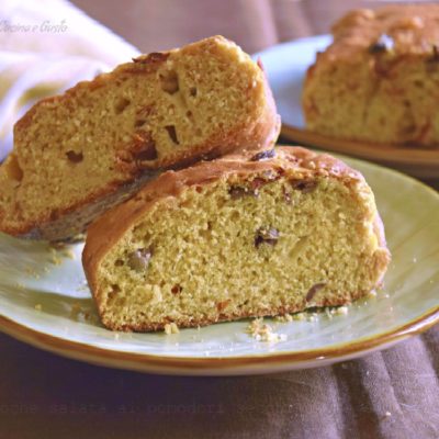 Brioche salata ai pomodori secchi olive e formaggio