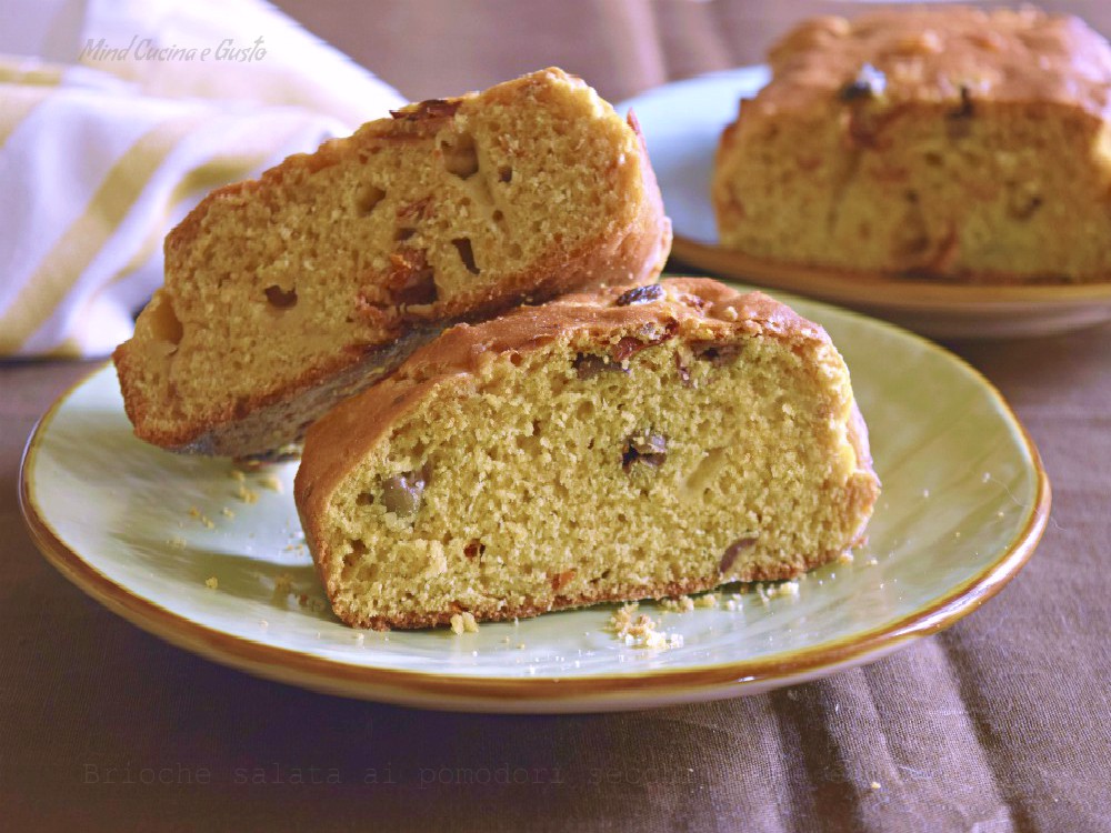 Brioche salata ai pomodori secchi olive e formaggio