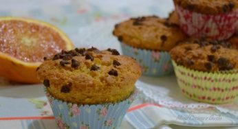 Muffin all’arancia e mandorle con gocce di cioccolato