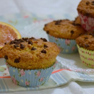 Muffin all'arancia e mandorle con gocce di cioccolato