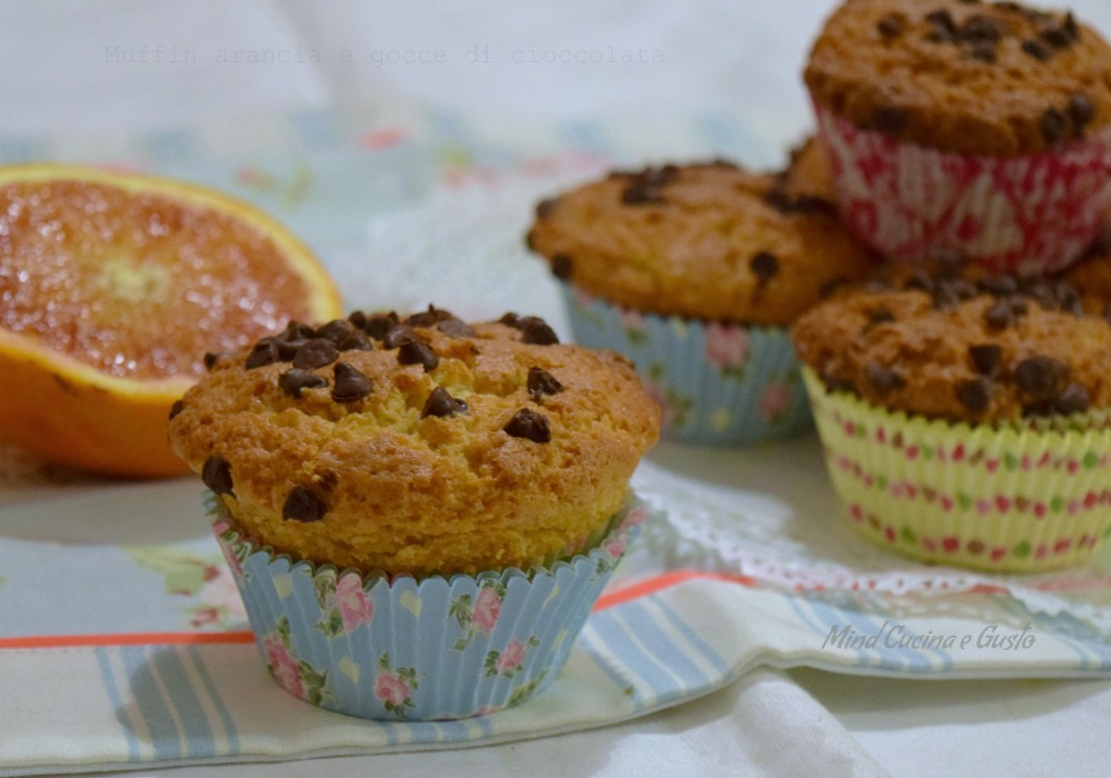 Muffin all'arancia e mandorle con gocce di cioccolato