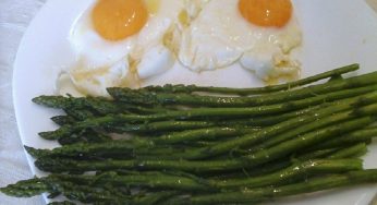 Uova al tegamino con asparagi