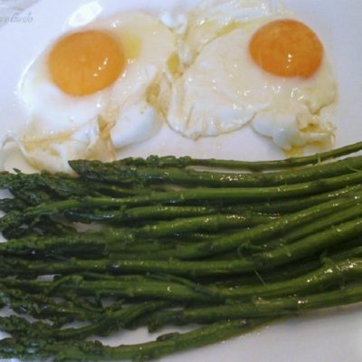 Uova al tegamino con asparagi