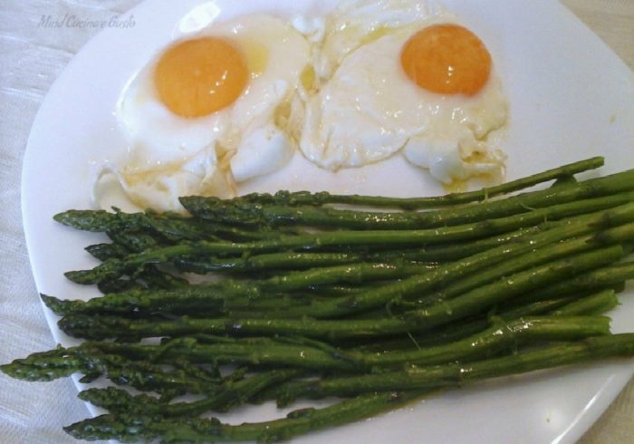 Uova al tegamino con asparagi