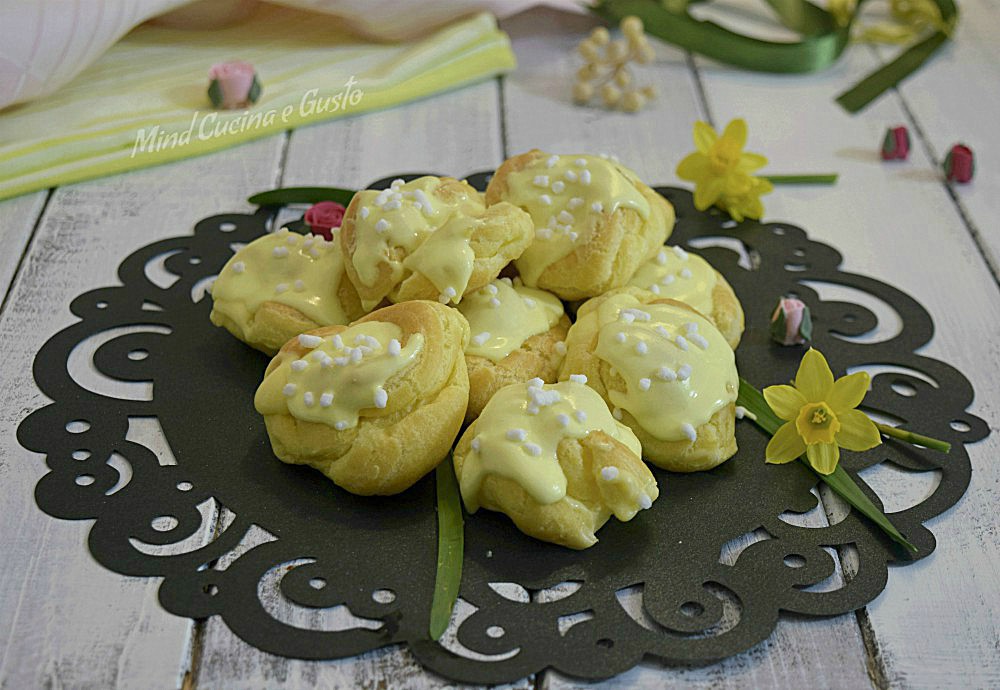 Bignè mimosa con crema diplomatica e glassa al limone