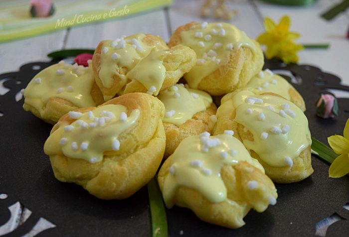 Bignè mimosa con crema diplomatica e glassa al limone