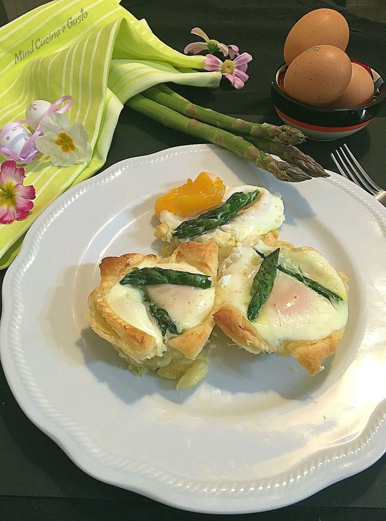 Uova e asparagi in cocotte di pasta sfoglia vert