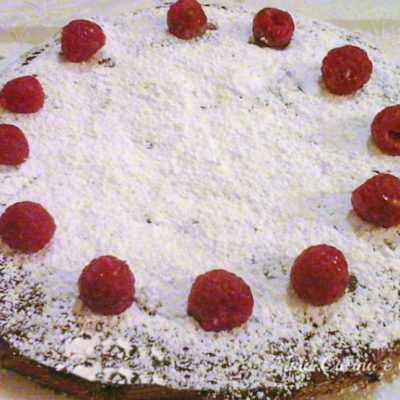 Torta al cioccolato con confettura di lamponi