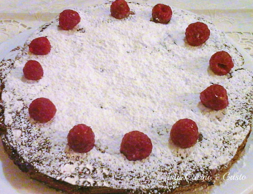 Torta al cioccolato con confettura di lamponi