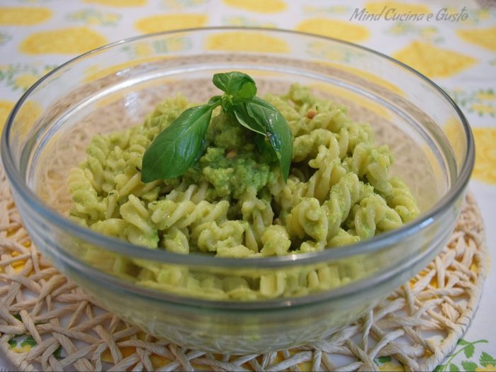 Pasta al pesto di zucchine e nocciole