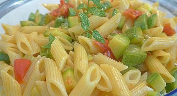 Penne con zucchine pomodorini e acciughe