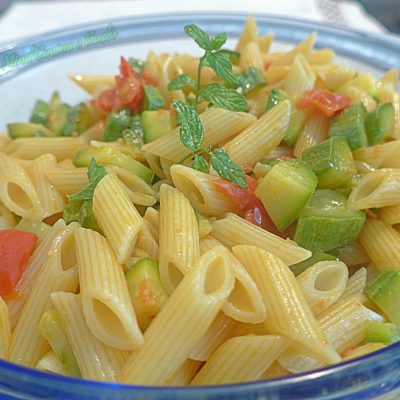 Penne con zucchine pomodorini e acciughe