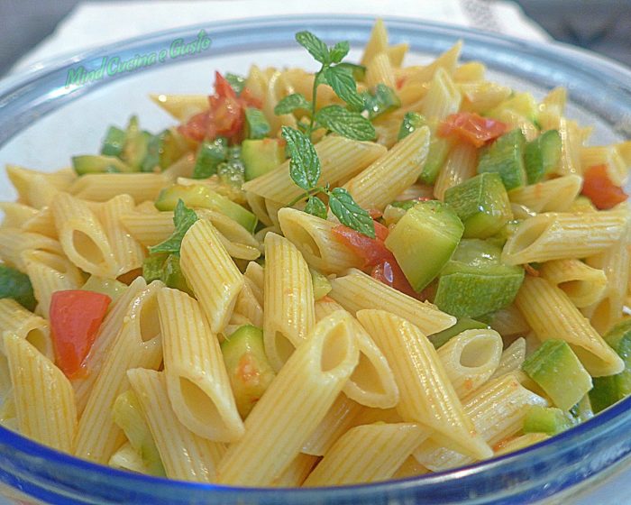 Penne con zucchine pomodorini e acciughe