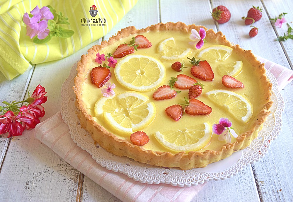 Crostata con frolla alle mandorle crema di limone e fragole