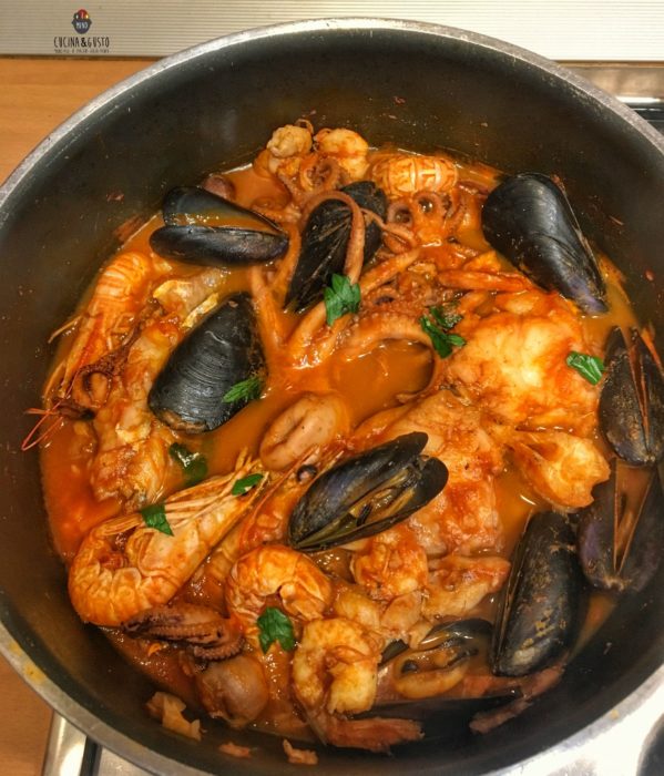 Zuppa di pesce gustosa senza spine