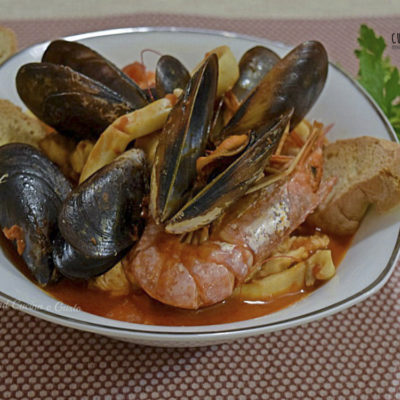 Zuppa di pesce gustosa senza spine