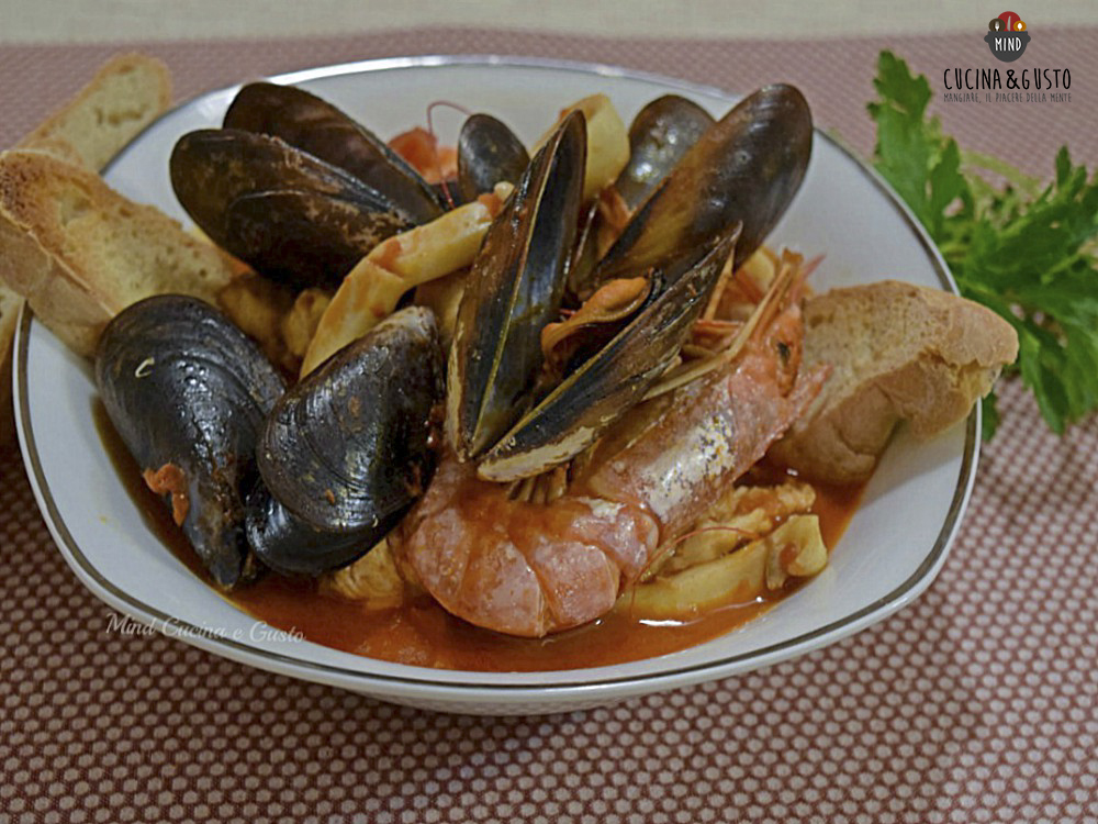 Zuppa di pesce gustosa senza spine