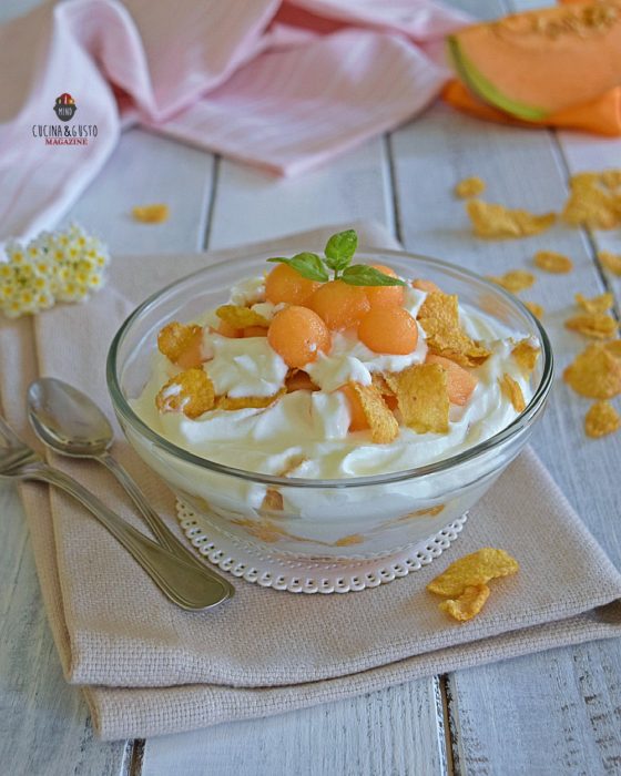 Coppa con crema di yogurt melone e cornflakes