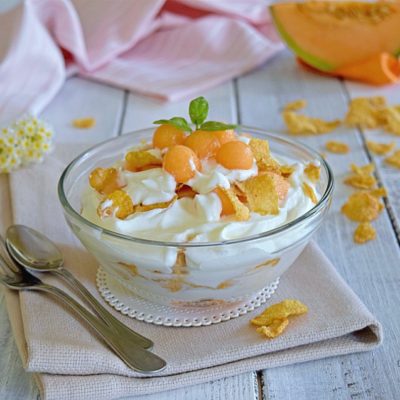 Coppa con crema di yogurt melone e cornflakes