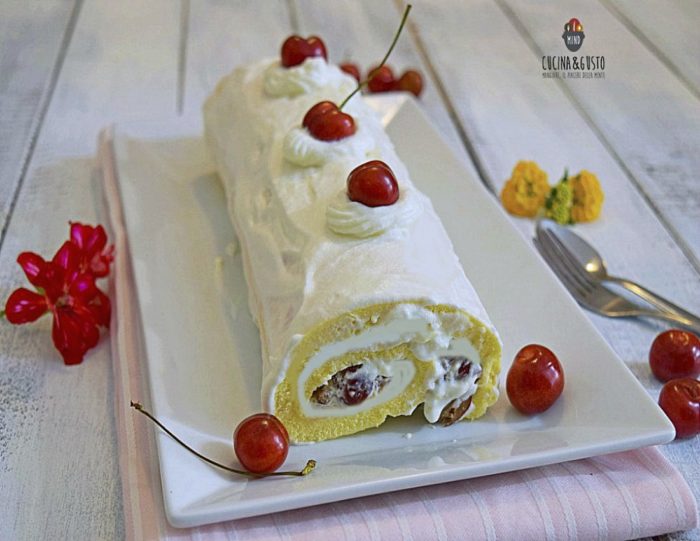 rotolo con panna e ciliegie