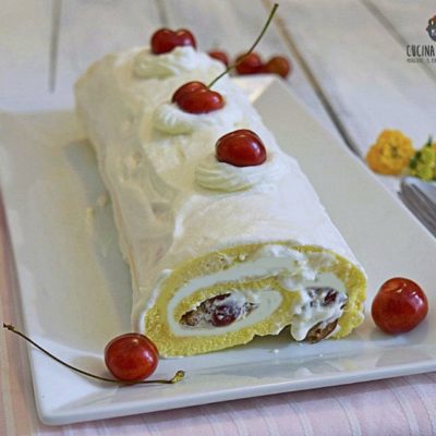 rotolo con panna e ciliegie