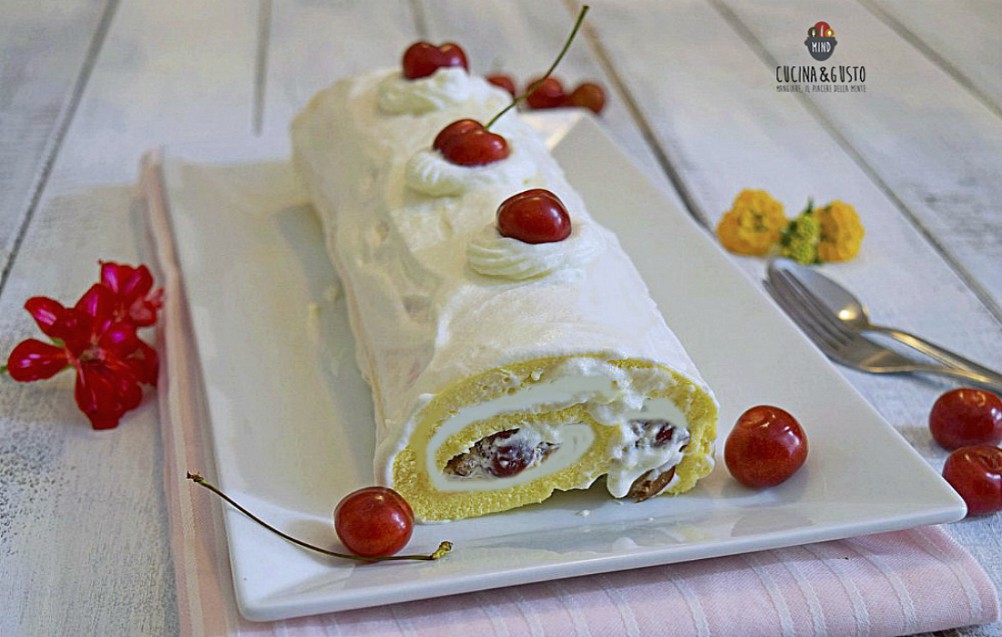 Rotolo con panna e ciliegie