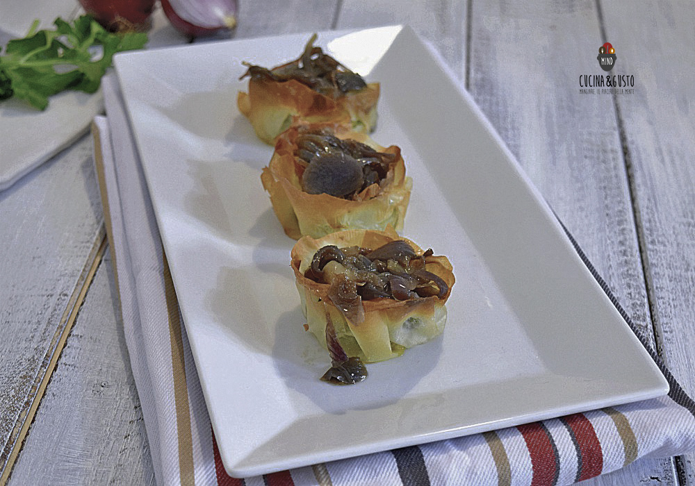 Tortini di pasta fillo con zucchine e composta di cipolle rosse