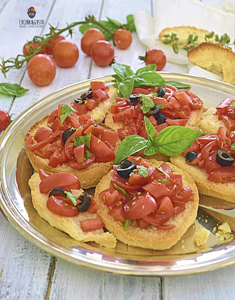 Friselle mediterranee con pomodori e olive