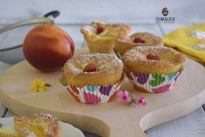 Muffin alle pesche con cocco e fragoline di bosco