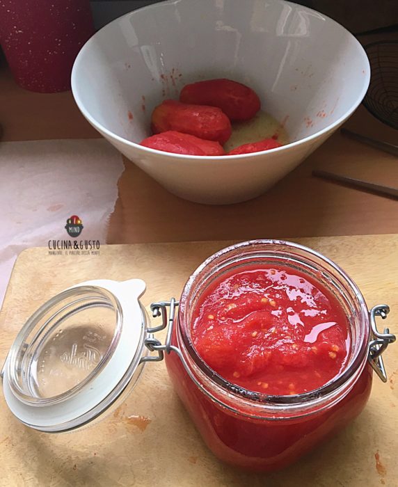 Pomodori pelati fatti in casa