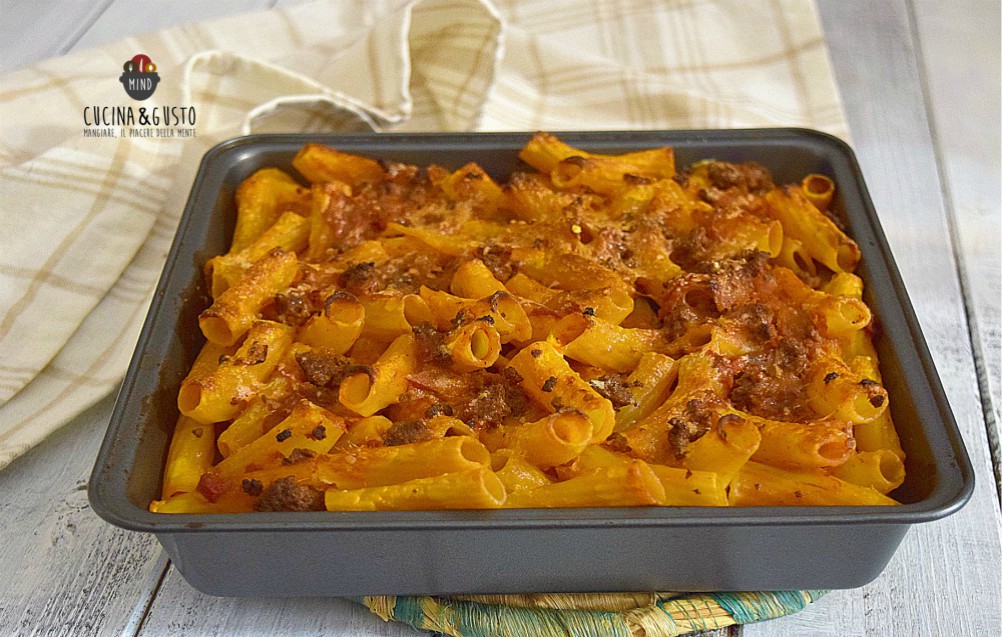 Pasta al forno veloce con salsiccia senza besciamella