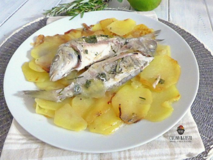Mormora In Padella Su Letto Di Patate Pesce Fresco Squisito E Leggero