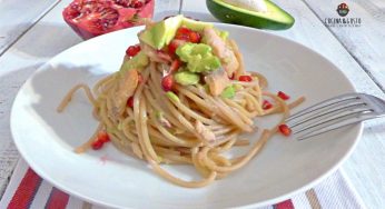 Spaghetti con crema di avocado melagrana e salmone