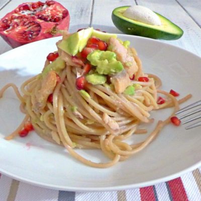 Spaghetti con crema di avocado melagrana