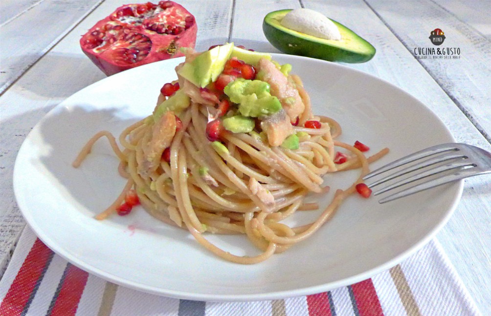 Spaghetti con crema di avocado melagrana e salmone