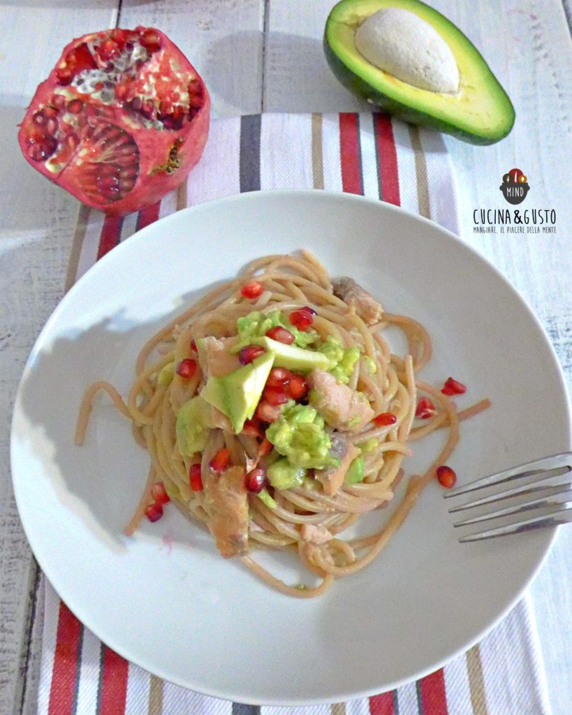 Spaghetti con crema di avocado melagrana