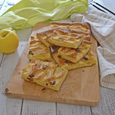 Quadrotti di torta di mele con uvetta senza burro