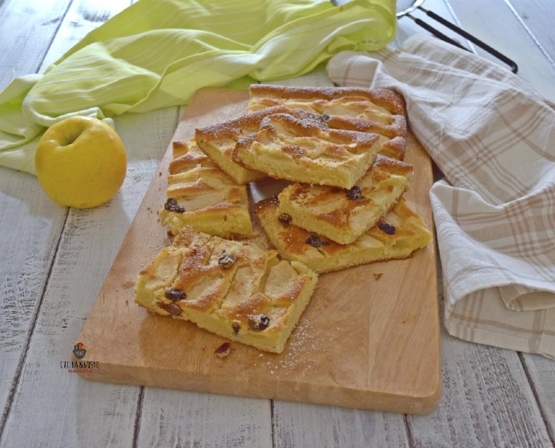 Quadrotti di torta di mele con uvetta senza burro