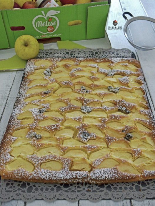 Quadrotti di torta di mele con uvetta senza burro