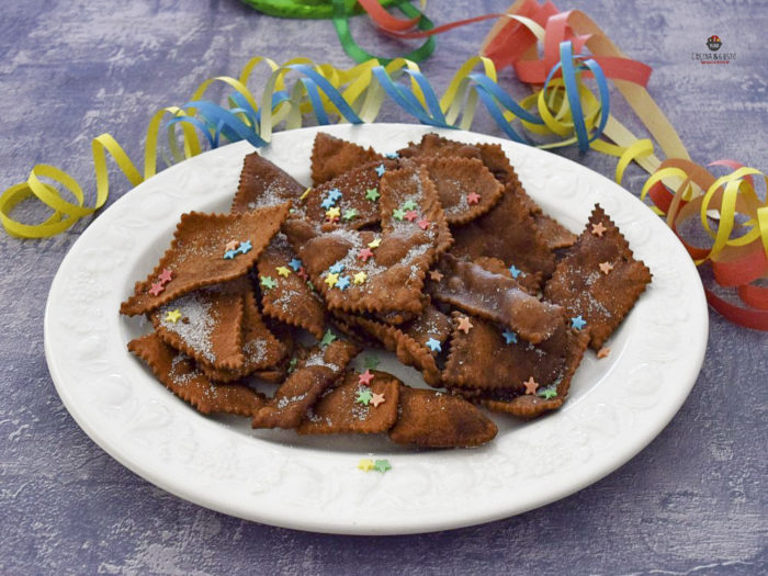 Chiacchiere al cacao bollose per carnevale - ricetta facile