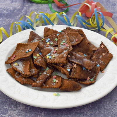 Chiacchiere al cacao bollose per carnevale - ricetta facile