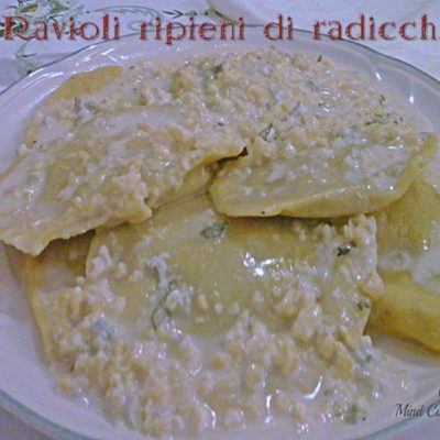 Ravioli ripieni di radicchio ricotta crema di gorgonzola e mandorle